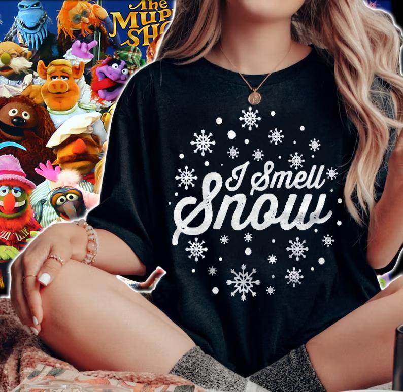 I Smell Snow Funny Holiday Snowflakes Pullover Shirt woman shirt